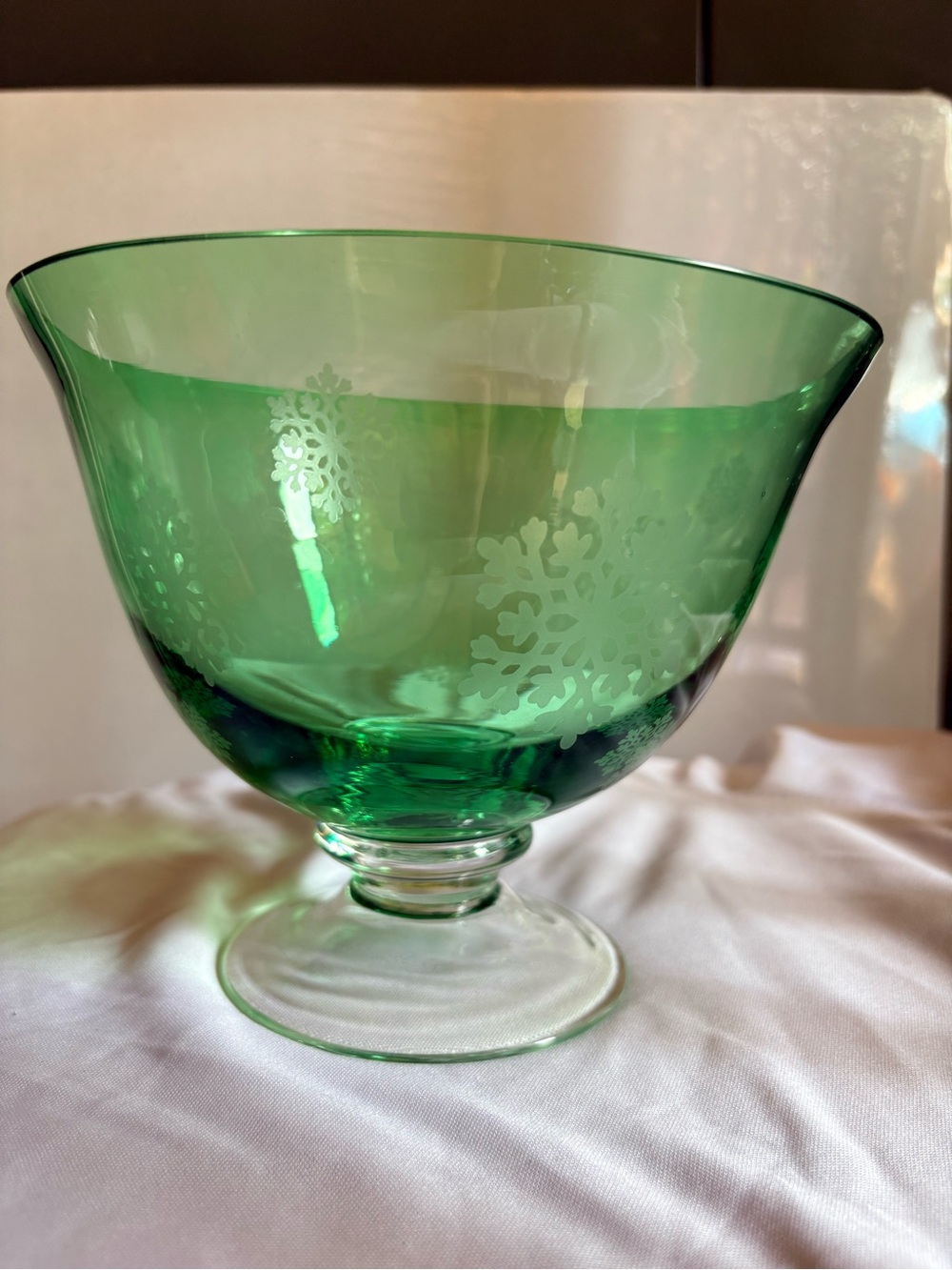 Emerald green glass footed centerpiece bowl etched or frosted snowflake motif